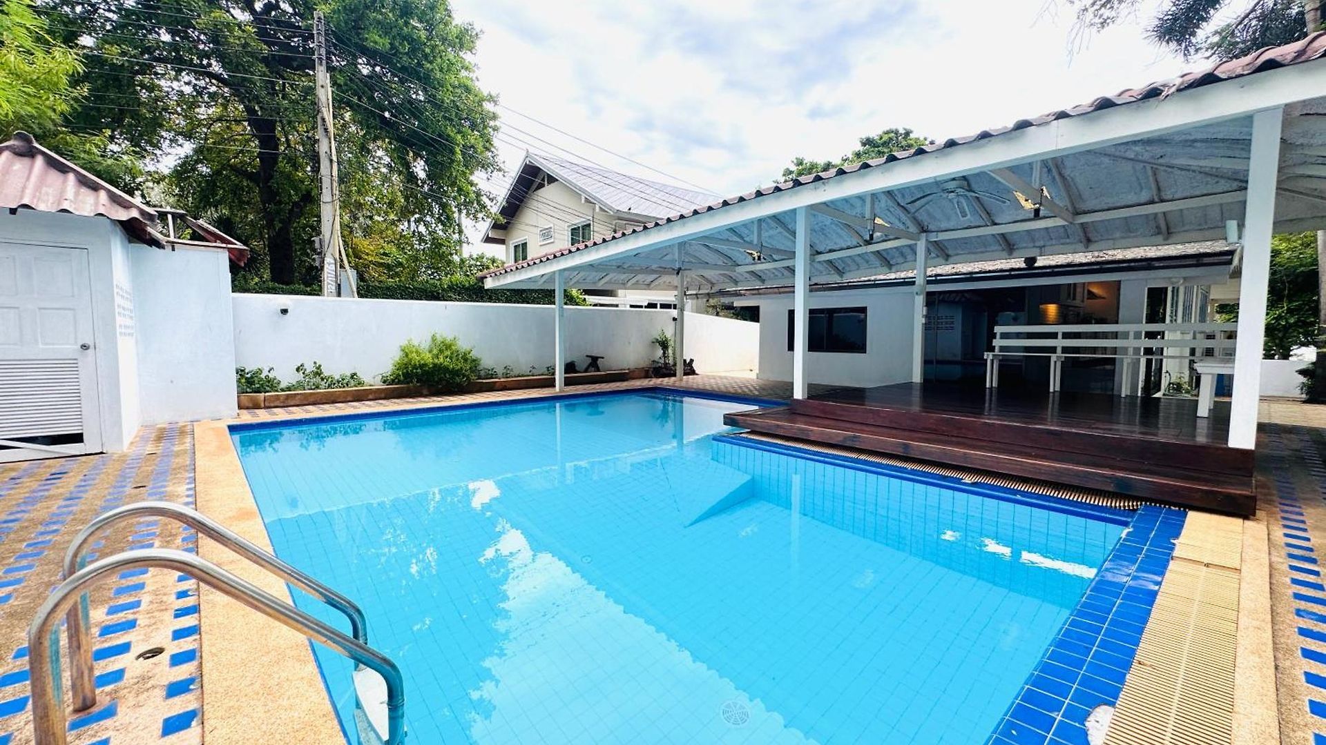 Tiki White House วันหยุดที่บ้าน *