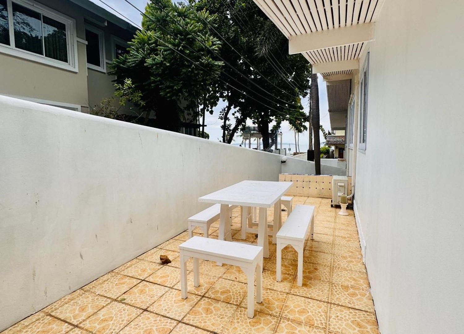 Tiki White House *