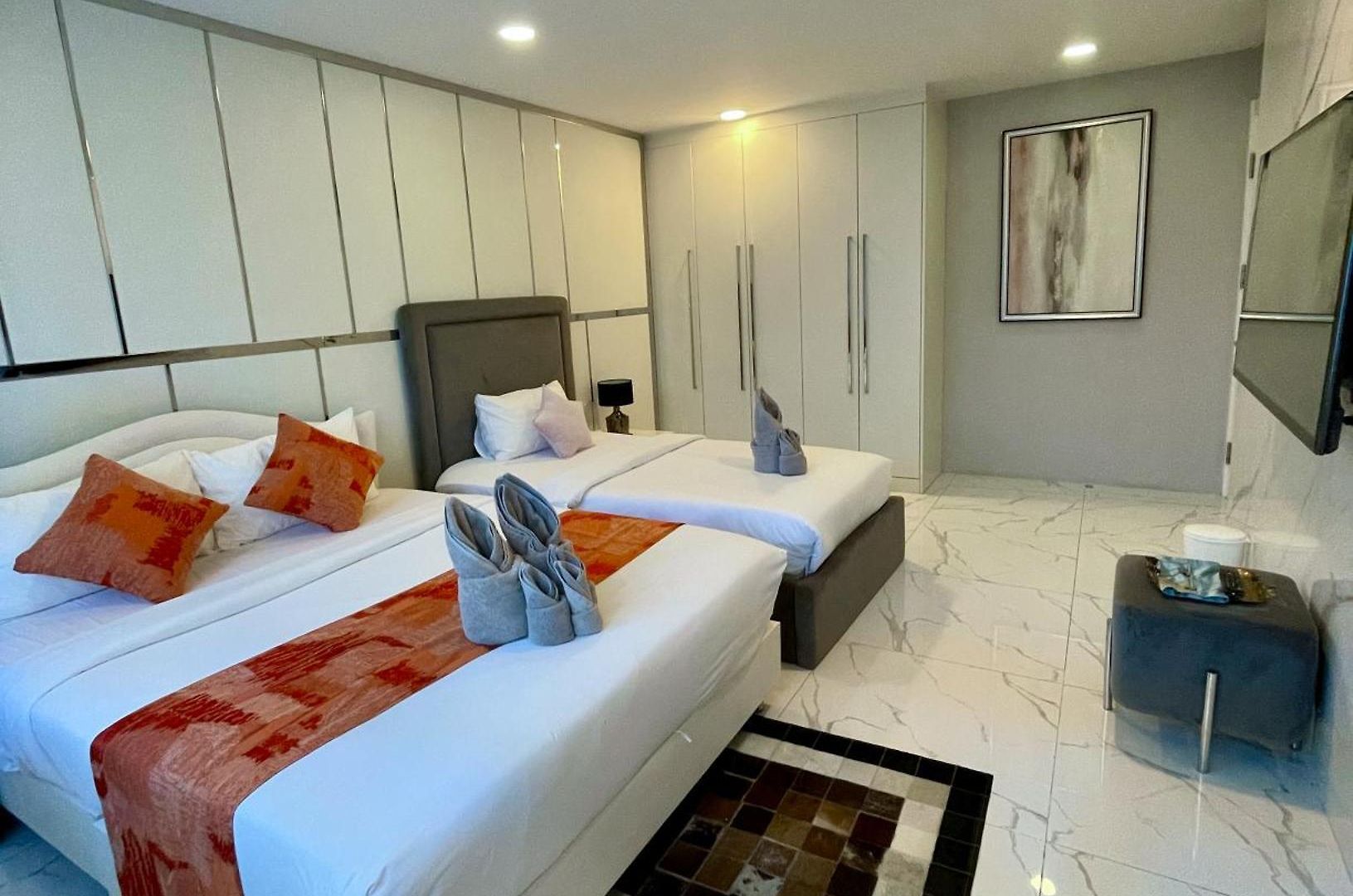 Youth Journey Six-bedroom Pool