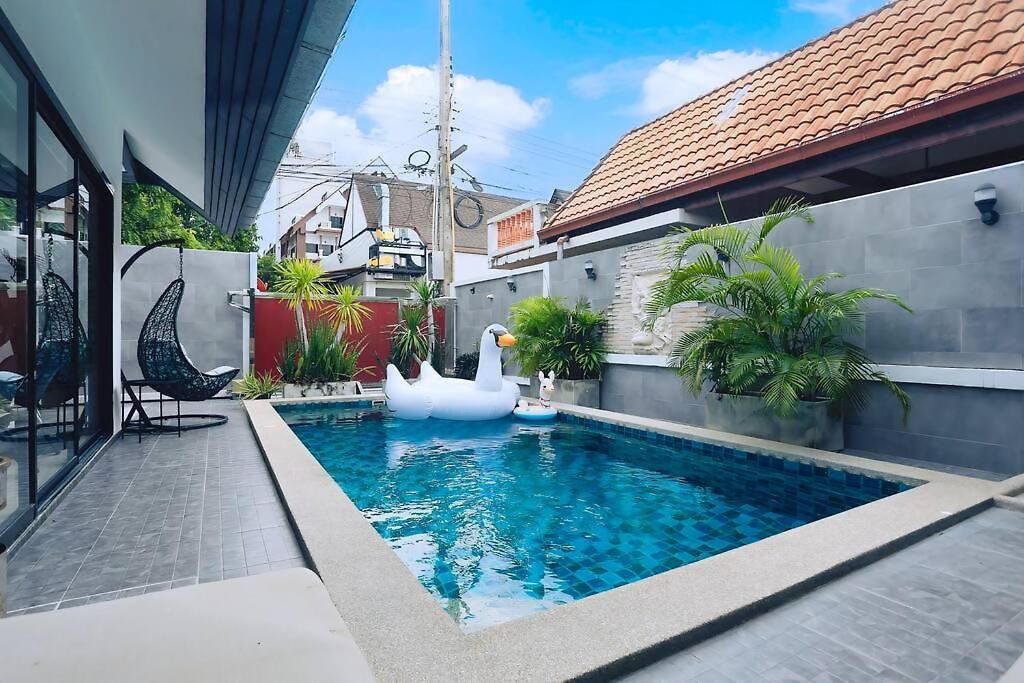 Luxury Pool Center C8 - 4 Bedroom Pattaya