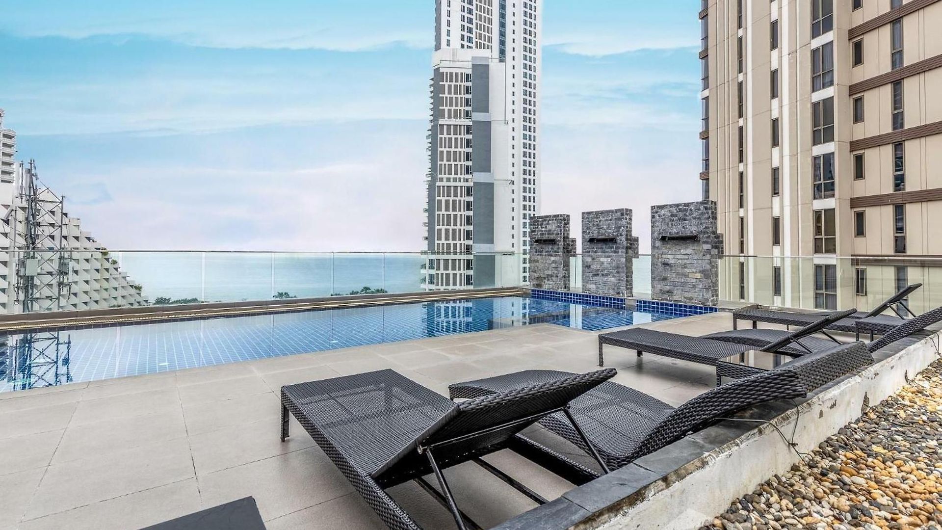 อพาร์ทเม้น 2 Bedrooms With Coffee Machine,gym,rooftop Pool