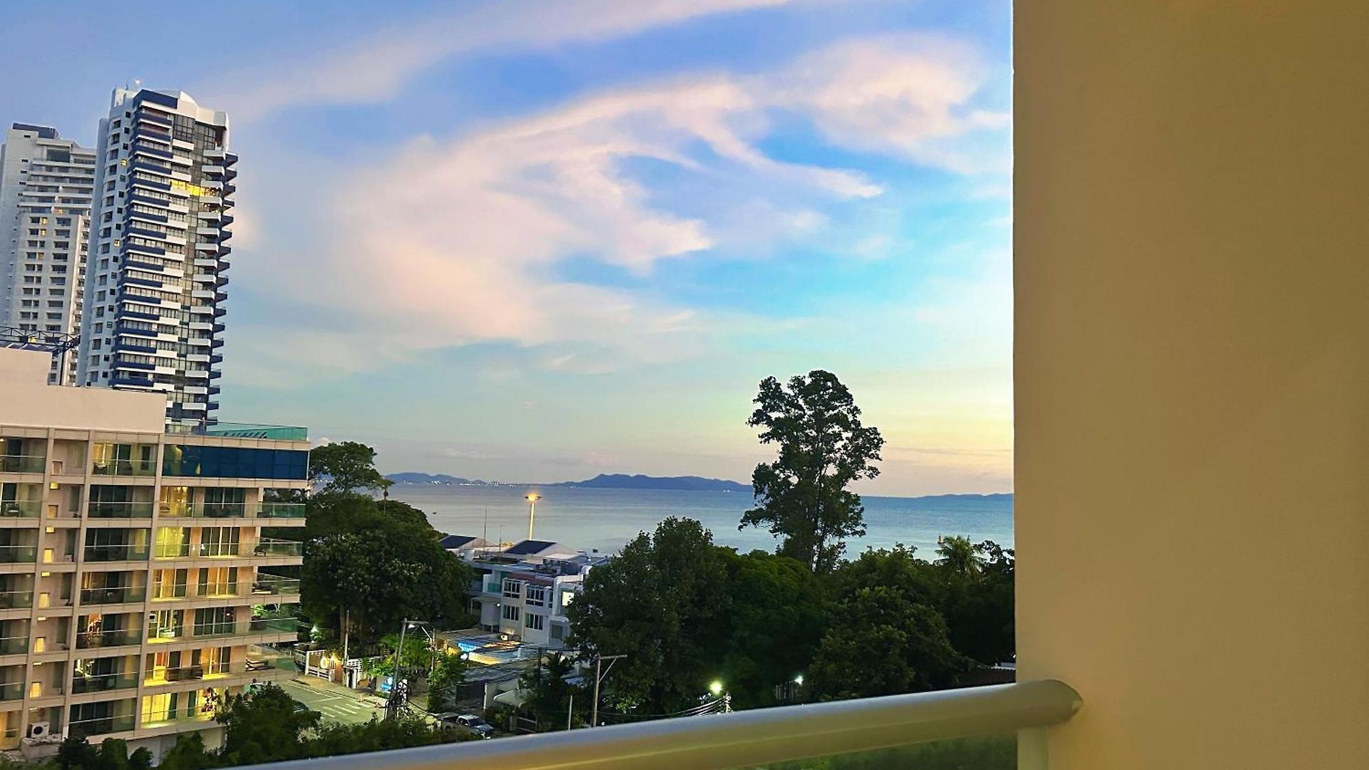 Sands Pattaya-seaview By The Apartment