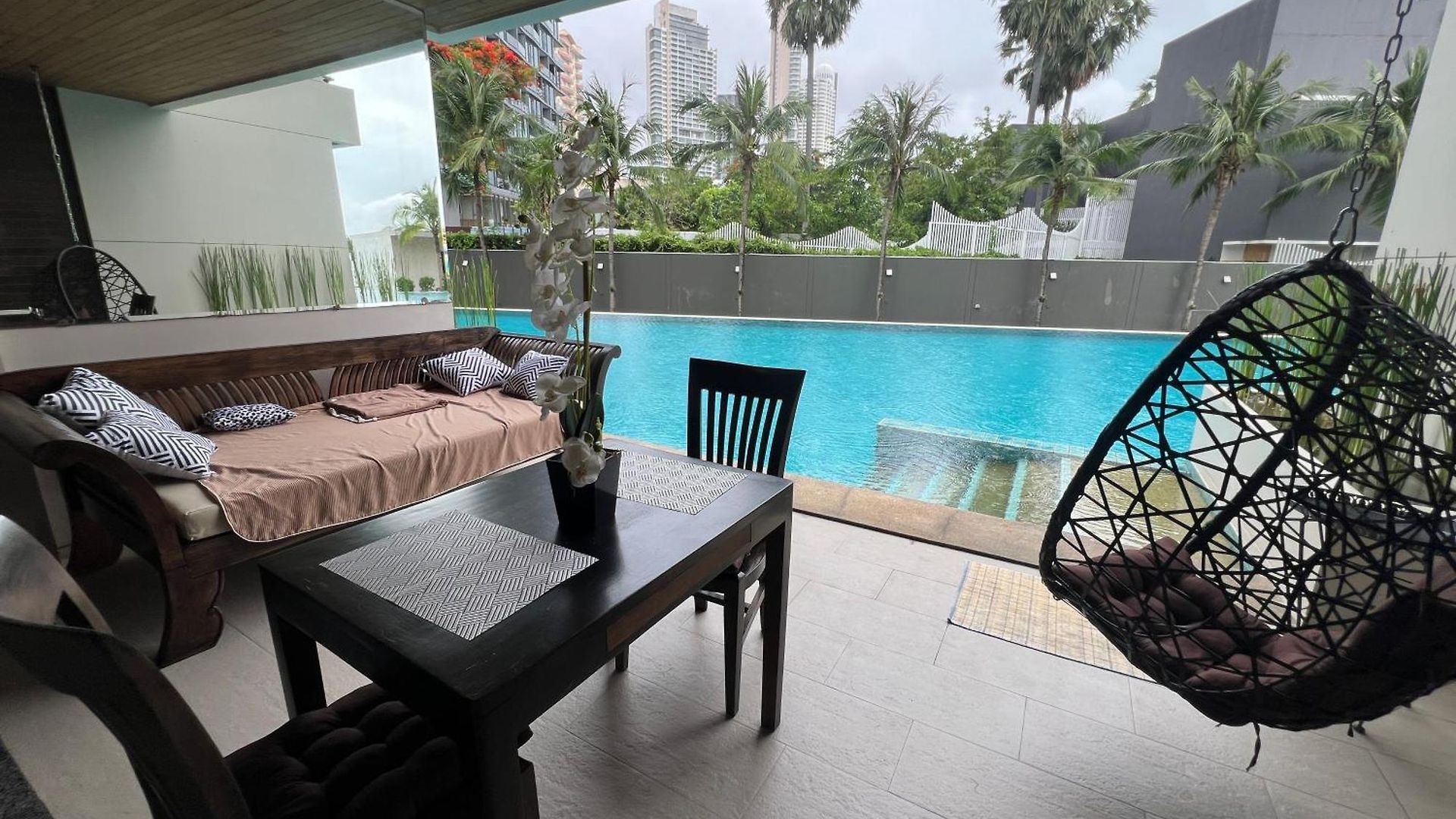 Beachfront Luxe With Pool Access And Terrace *