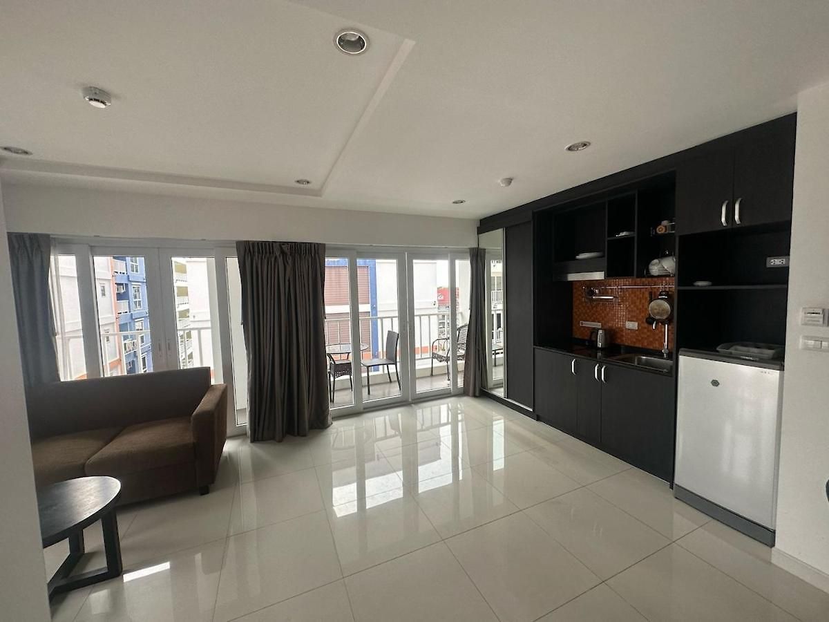 อพาร์ทเม้น Spacious 1br With Kitchen, Pool, Near Beach, Bars & Eats,gym Near By *