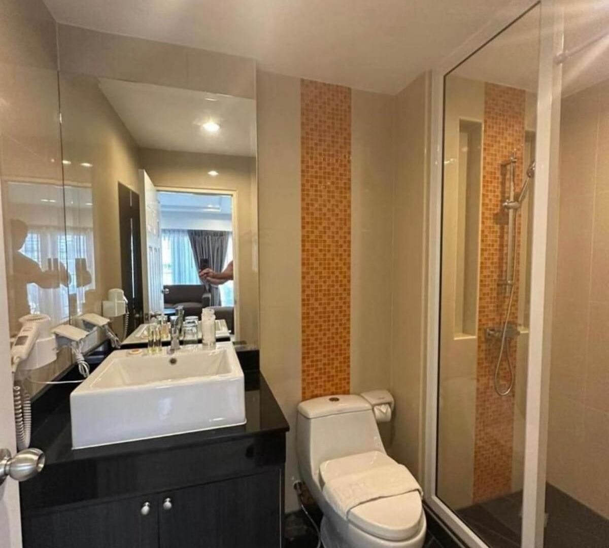 Spacious 1br With Kitchen, Pool, Near Beach, Bars & Eats,gym Near By อพาร์ทเม้น