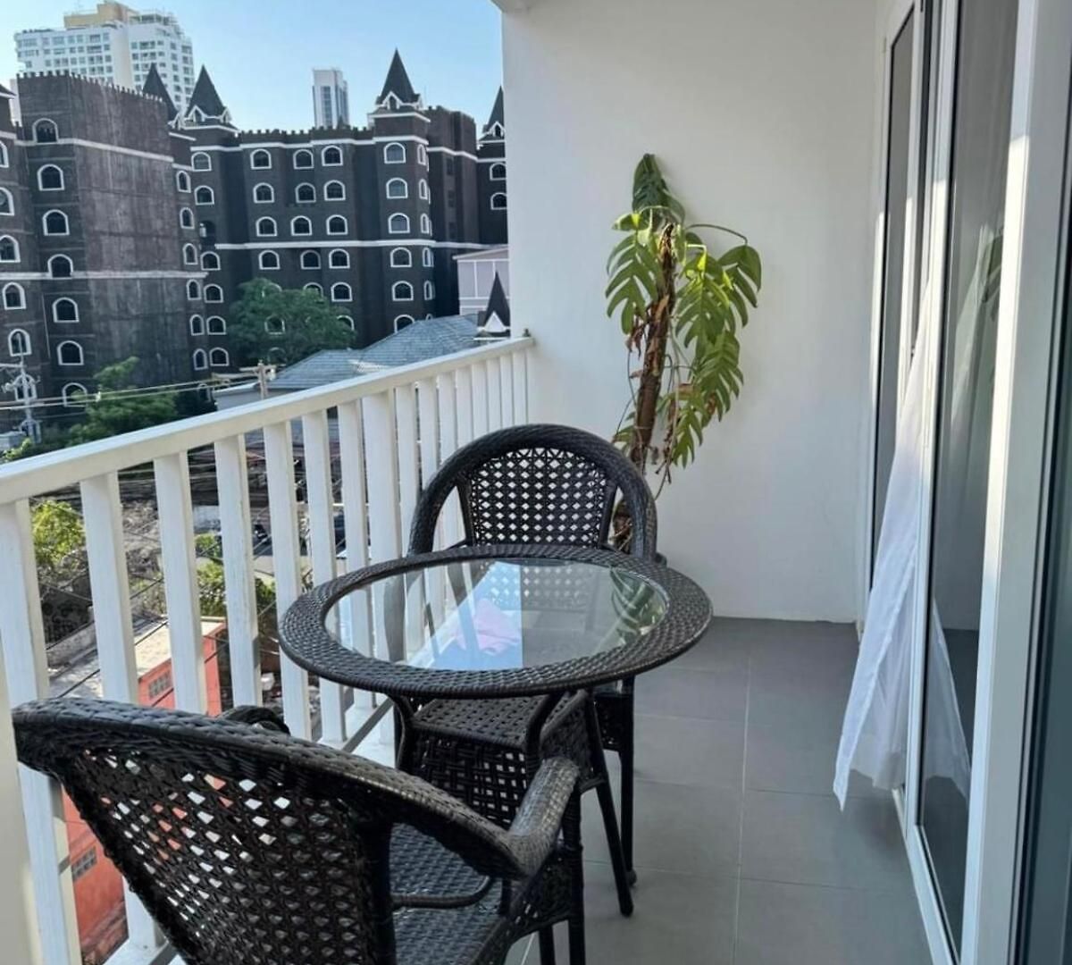 อพาร์ทเม้น Spacious 1br With Kitchen, Pool, Near Beach, Bars & Eats,gym Near By