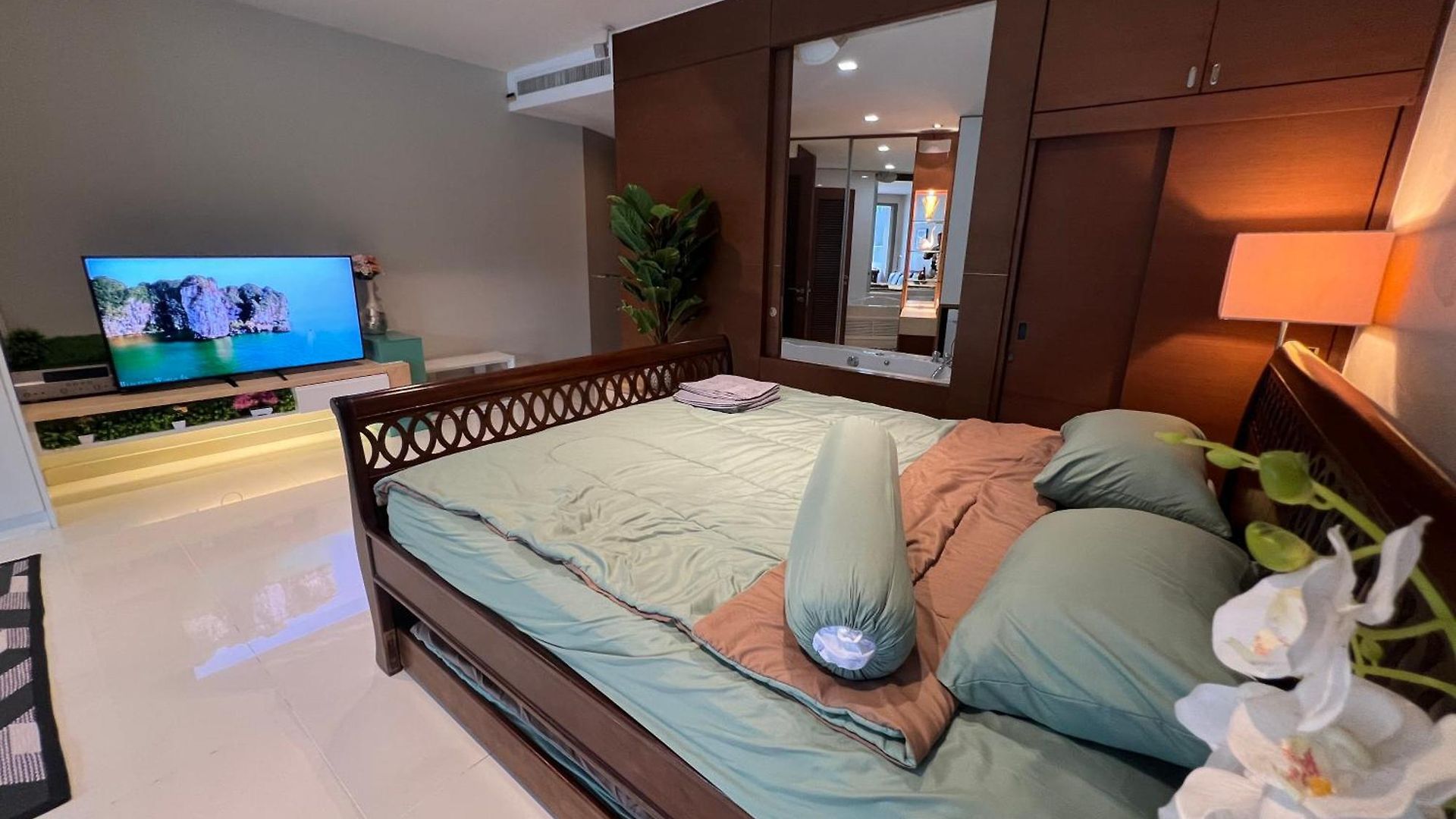 Apartment Beachfront Luxe With Pool Access And Terrace