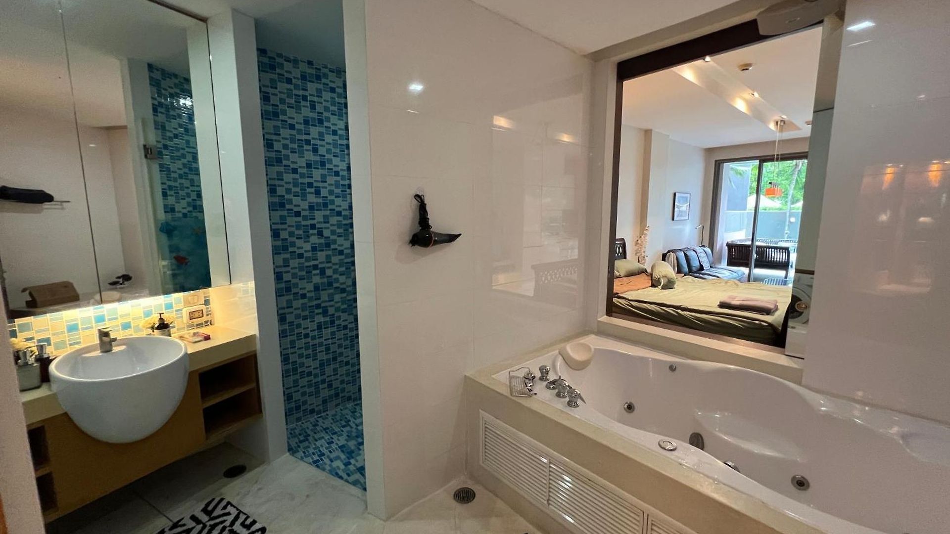 Apartment Beachfront Luxe With Pool Access And Terrace Pattaya