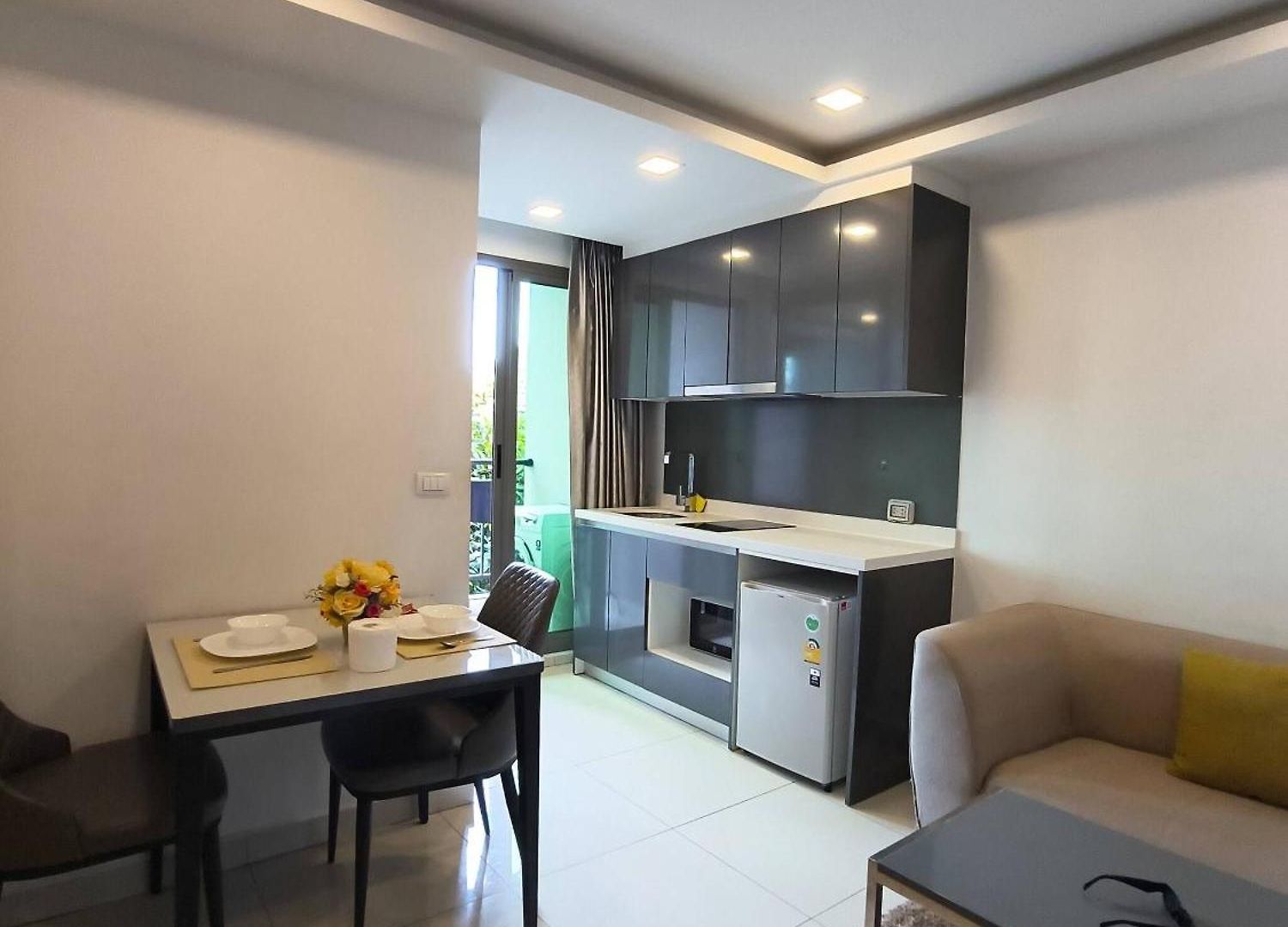 อพาร์ทเม้น Luxurious With Pool Access