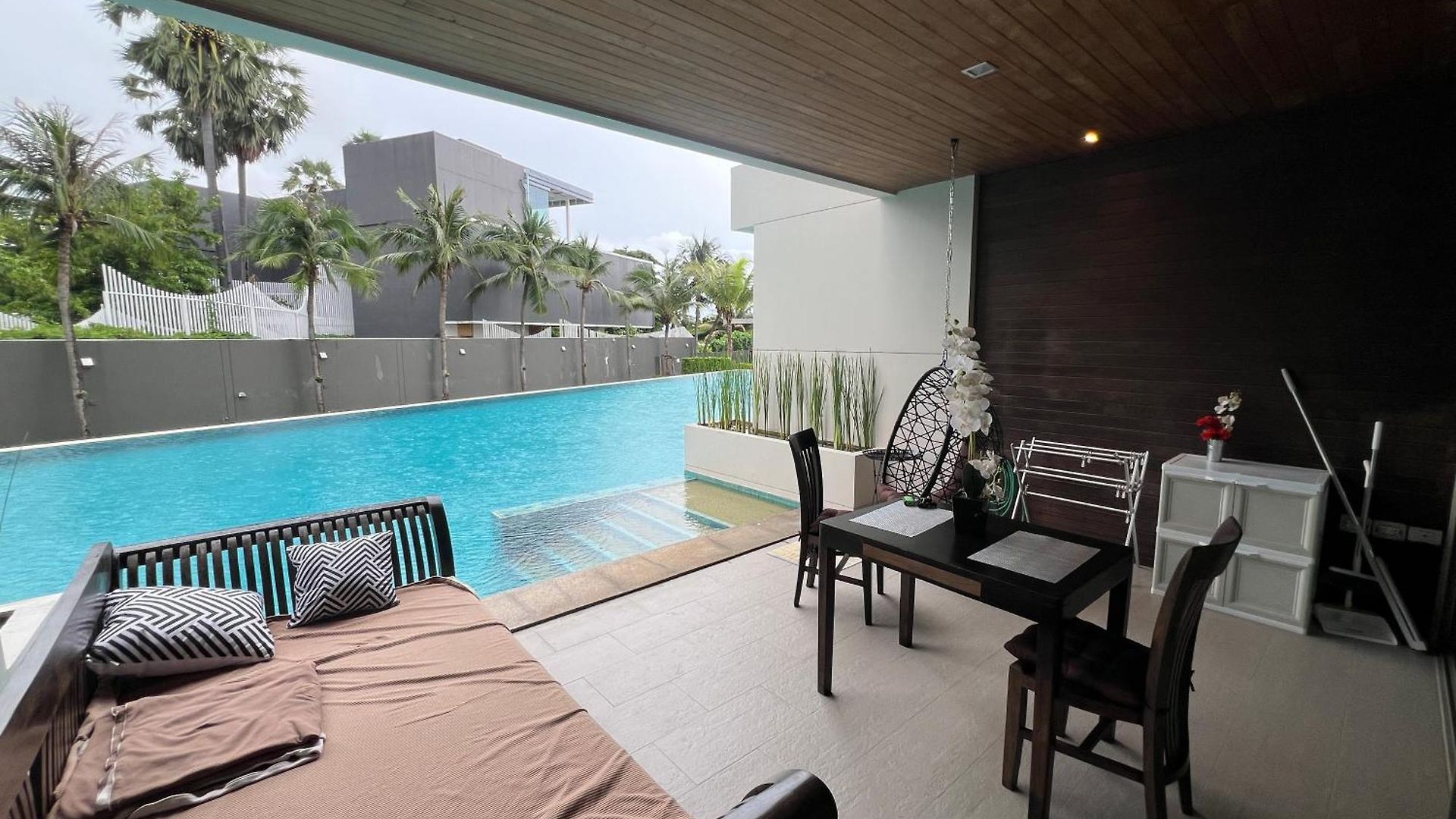 Apartment Beachfront Luxe With Pool Access And Terrace Pattaya