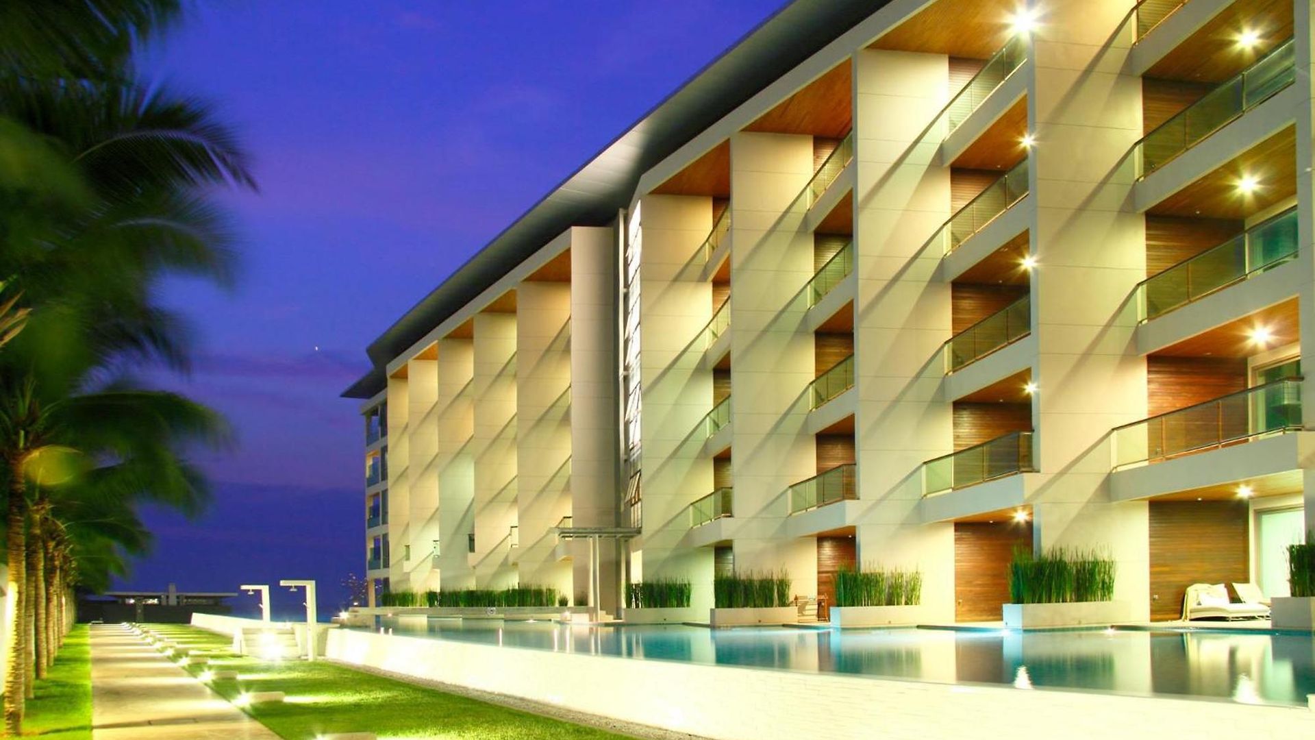 Apartment Beachfront Luxe With Pool Access And Terrace