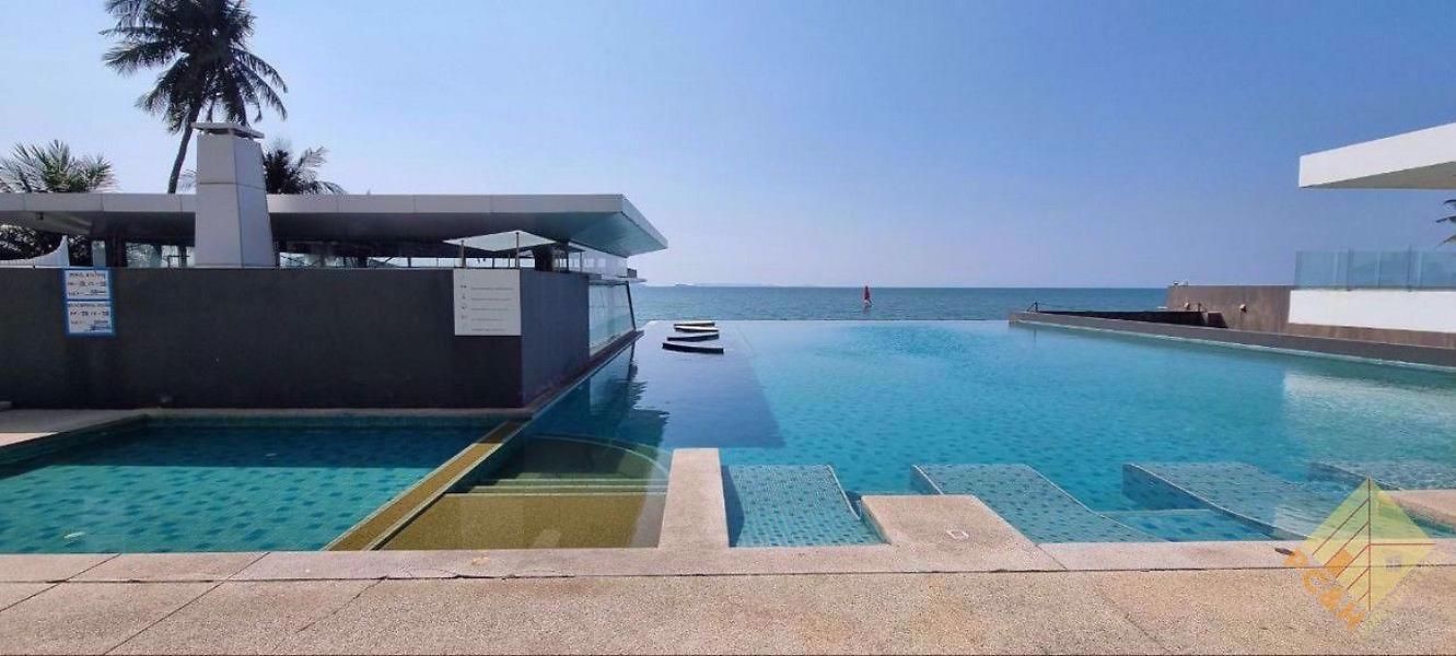 Beachfront Luxe With Pool Access And Terrace Apartment