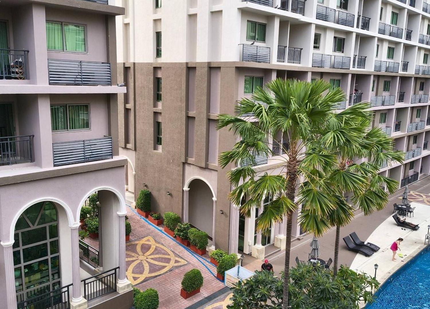 Luxurious With Pool Access *