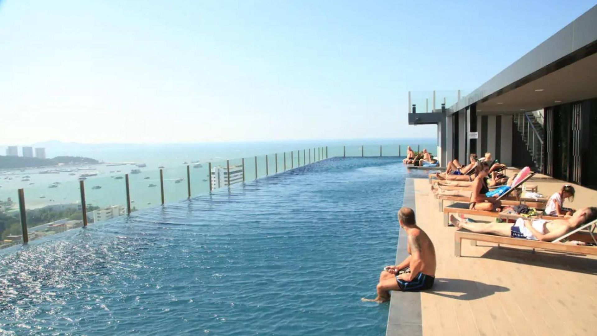 Location Of Pattaya, Sky Pool And Close To The อพาร์ทเม้น