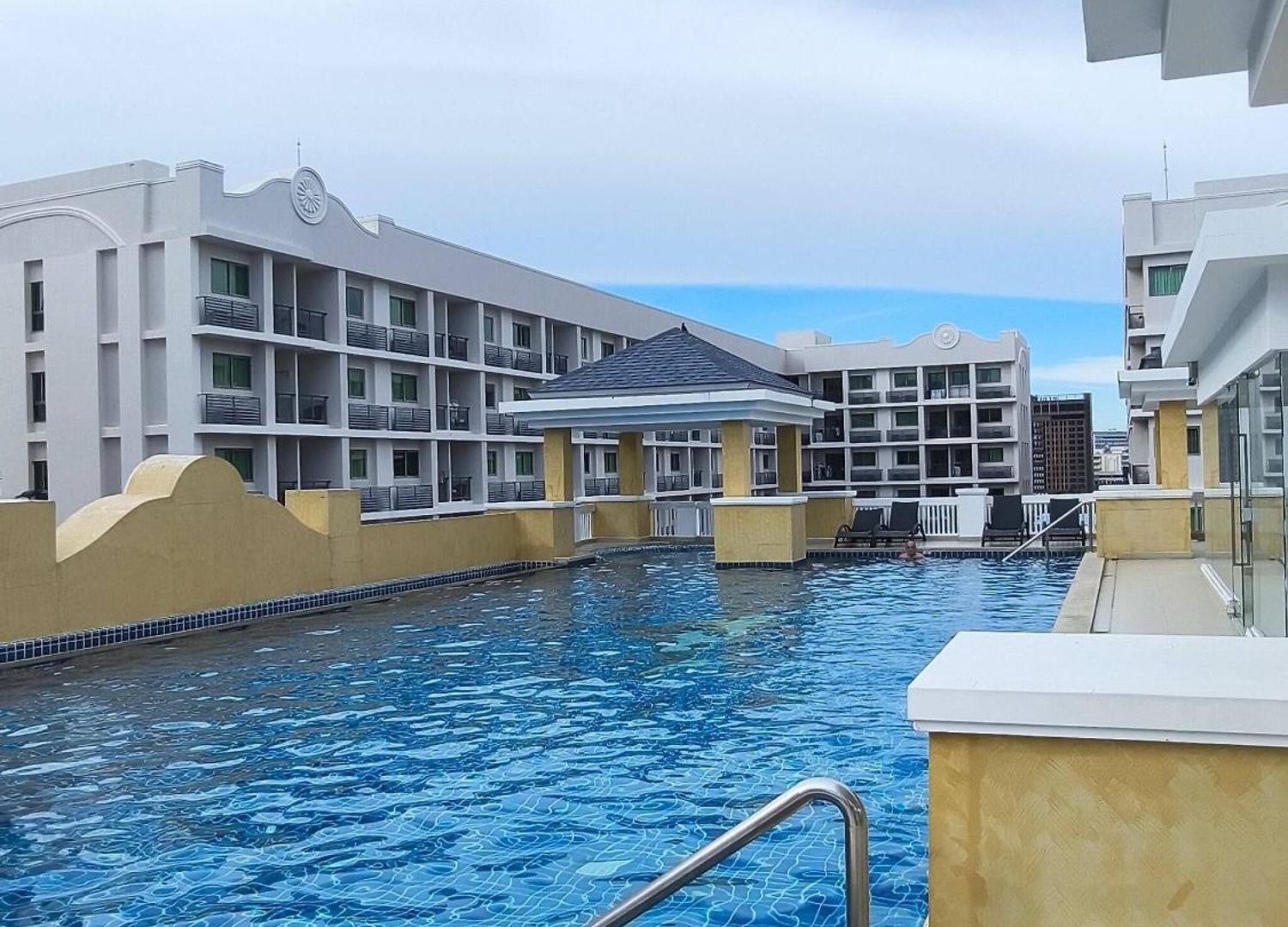 อพาร์ทเม้น Luxurious With Pool Access *