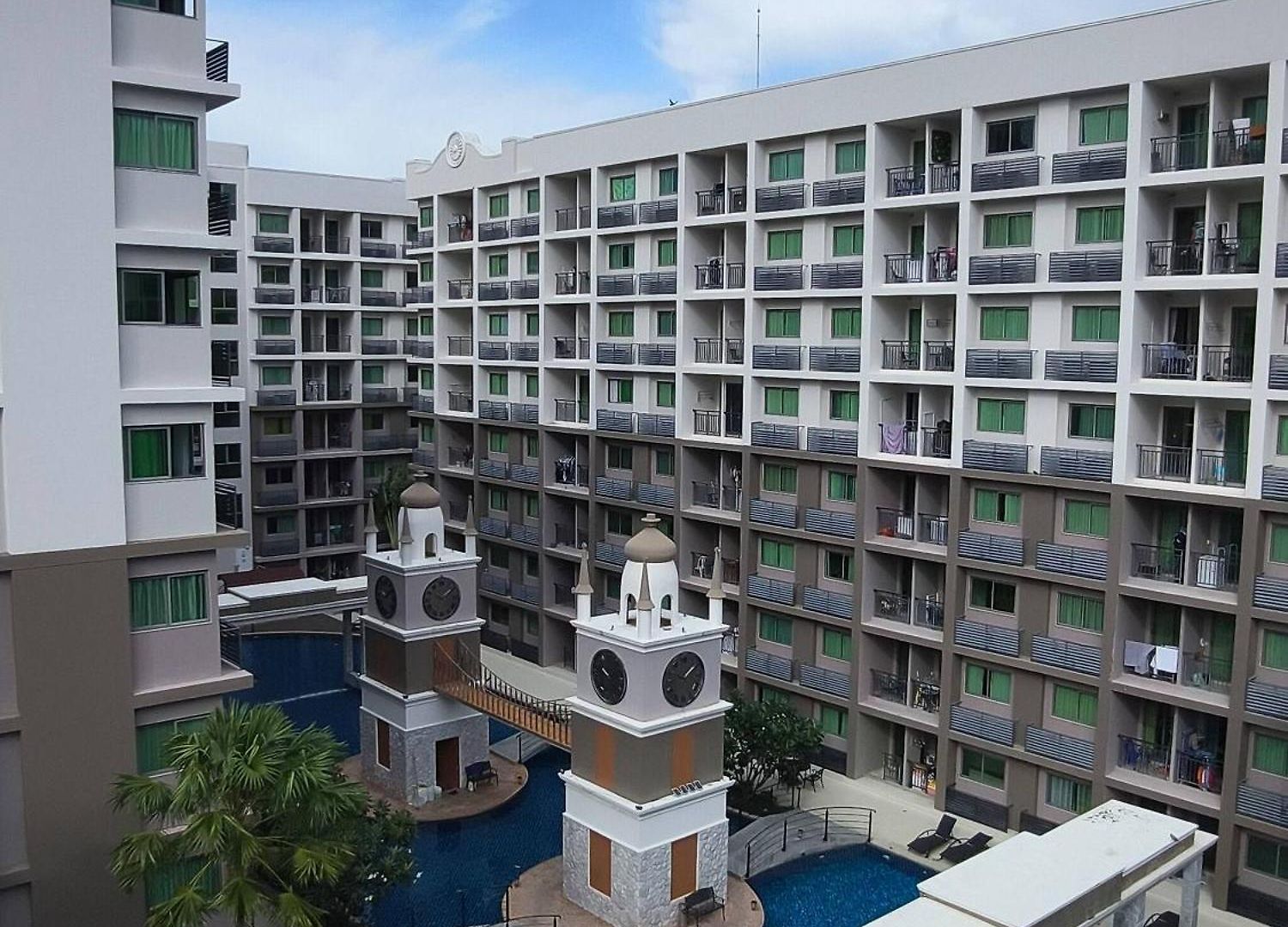 Luxurious With Pool Access *