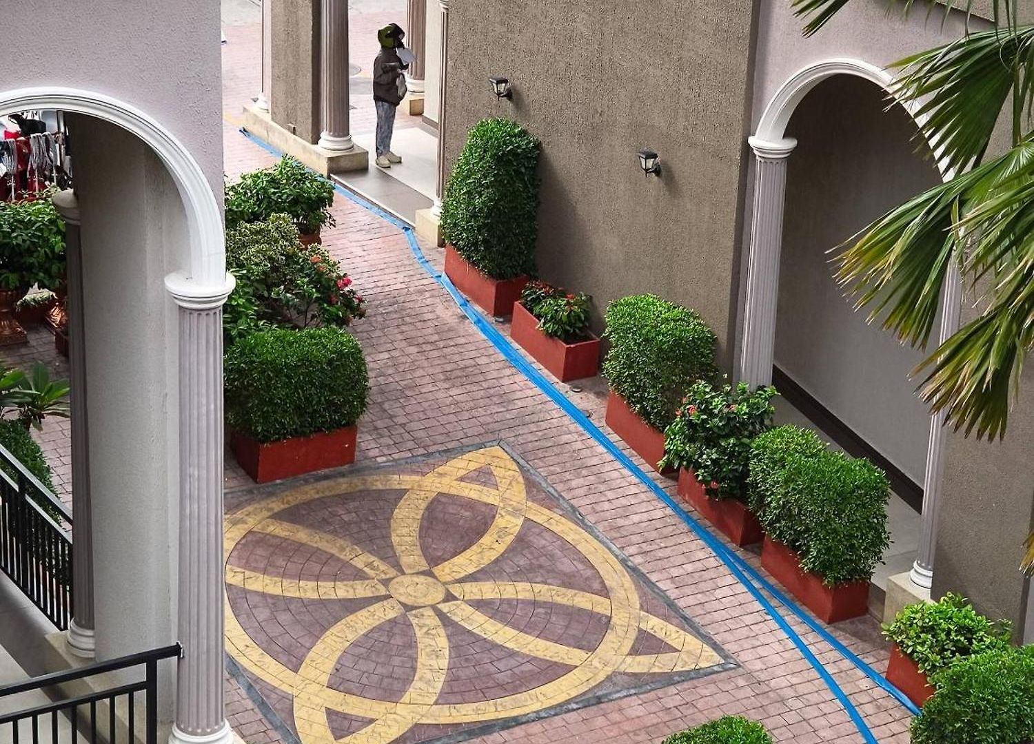 Luxurious With Pool Access