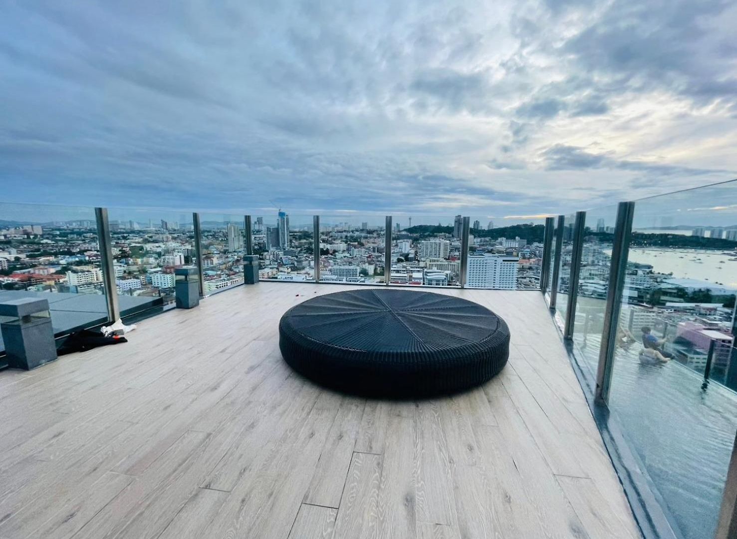 อพาร์ทเม้น The Base Luxury By Numam