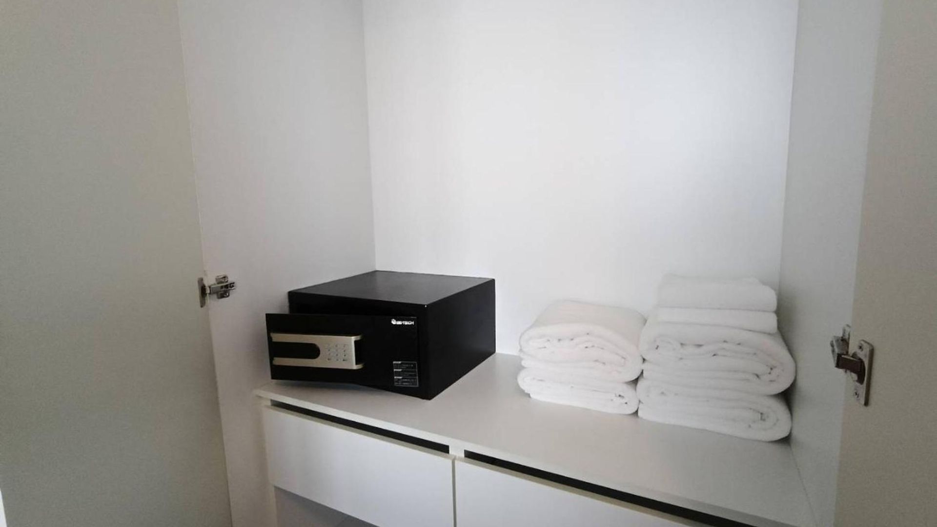 Luxury Large One Bedroom Seaview Serviced At Wongamat,