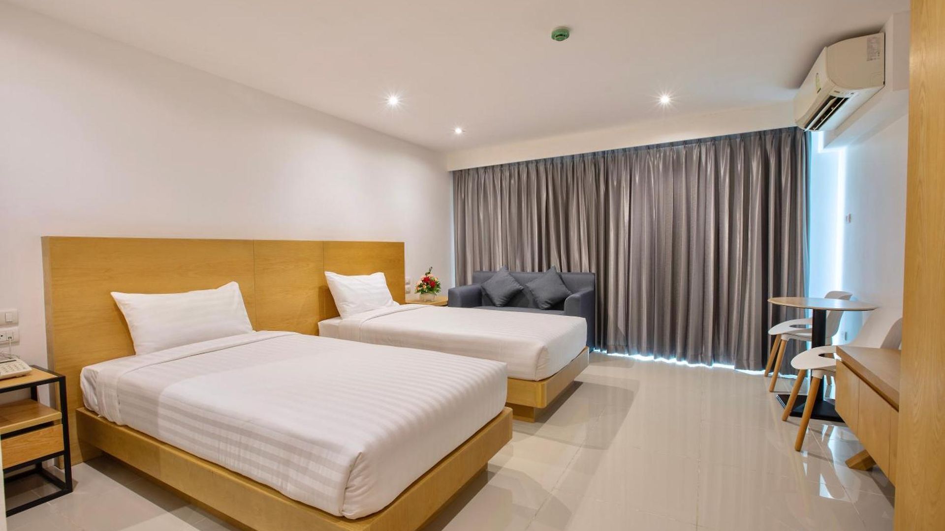 โรงแรม Fourium And Serviced 3*