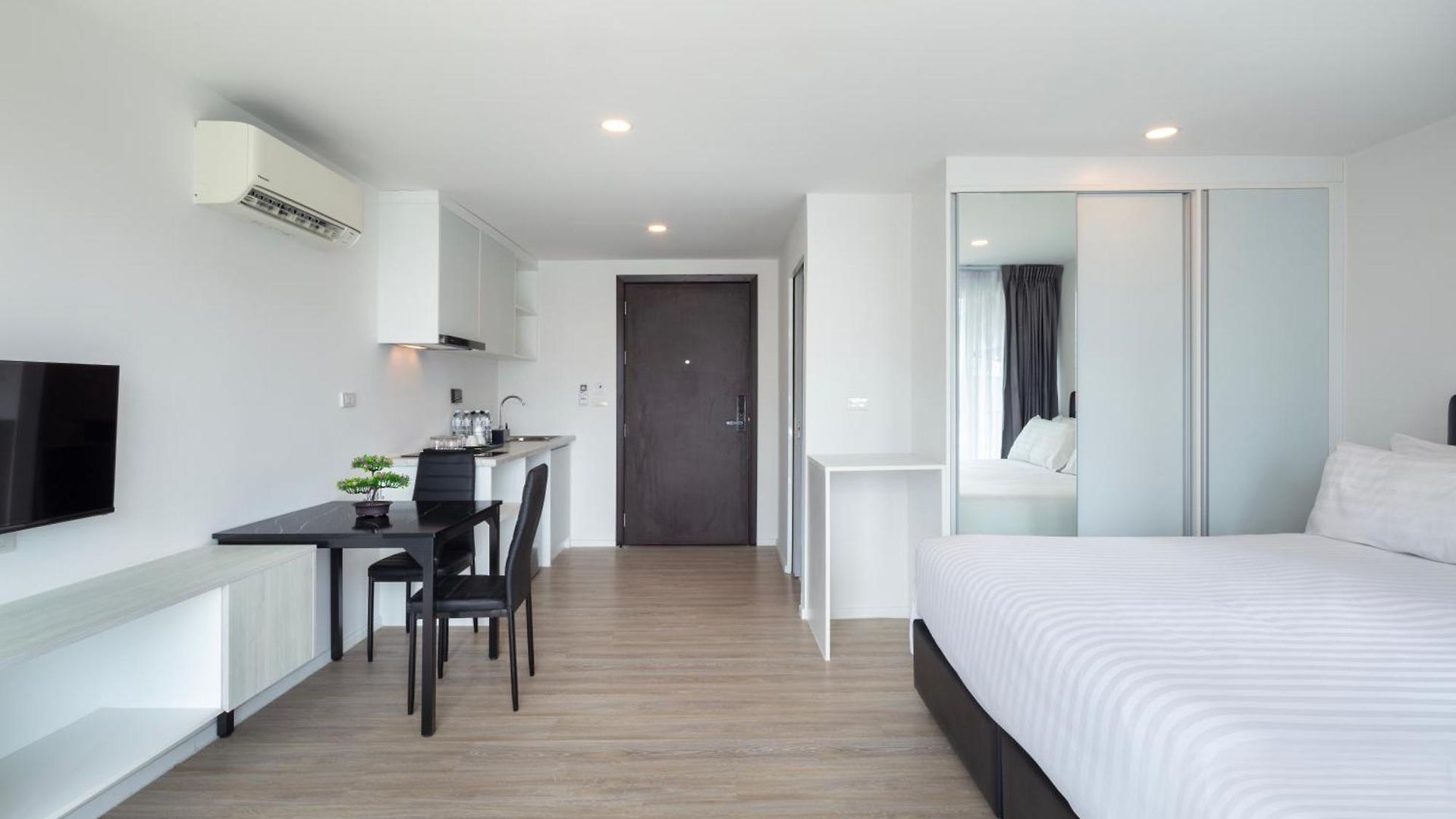 The Rizin Phratamnak โรงแรม Pattaya