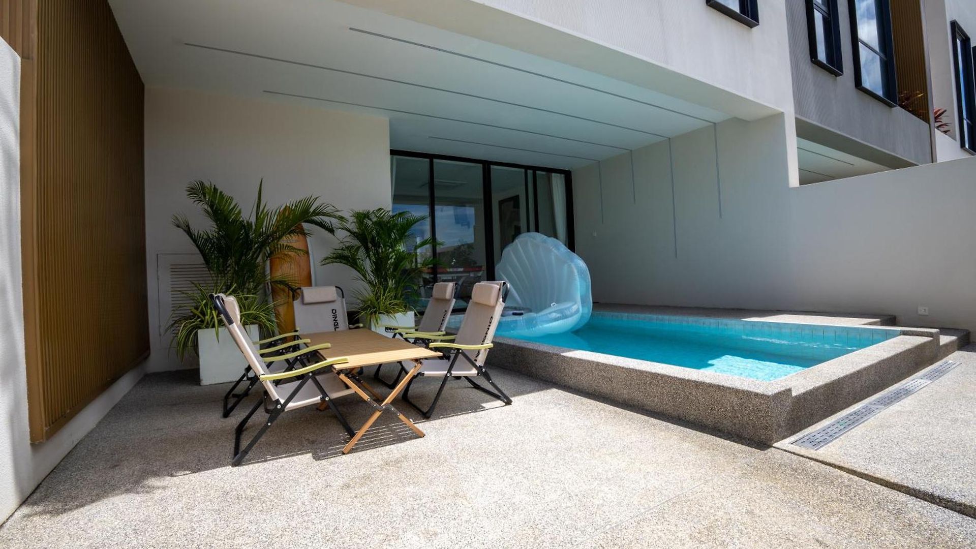 โรงแรม Hiii Aura Pool