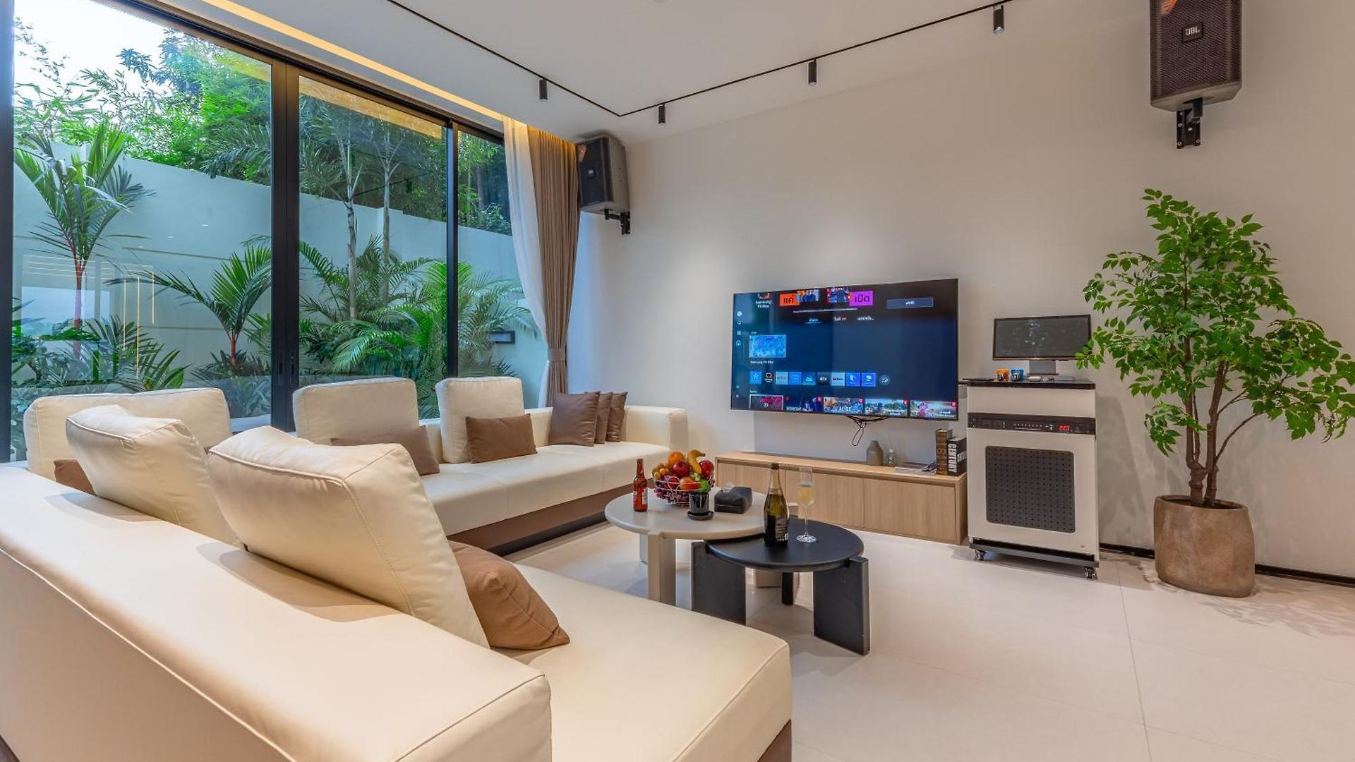 โรงแรม Hiii Aura Pool 5*