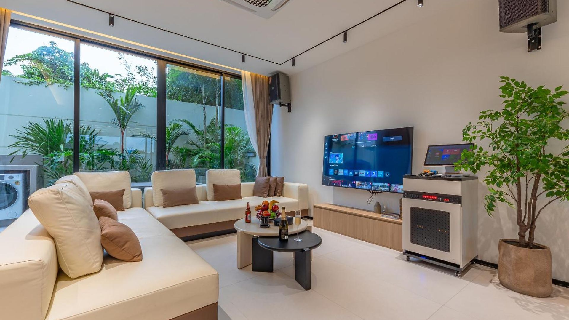 Hiii Aura Pool โรงแรม