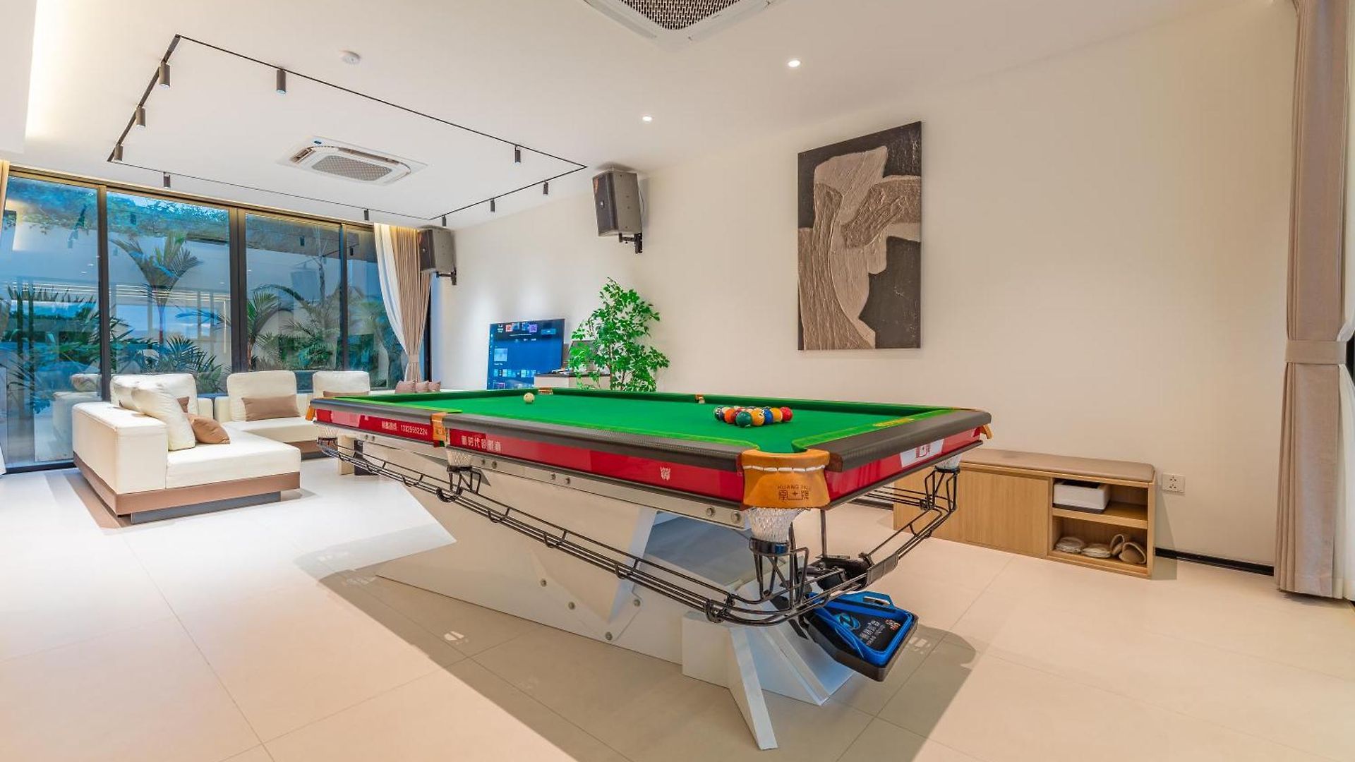 Hiii Aura Pool โรงแรม Pattaya
