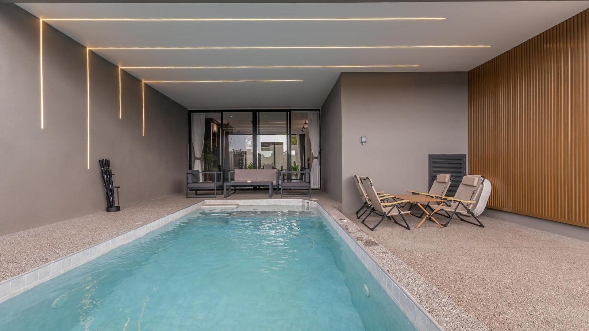 โรงแรม Hiii Aura Pool 5*