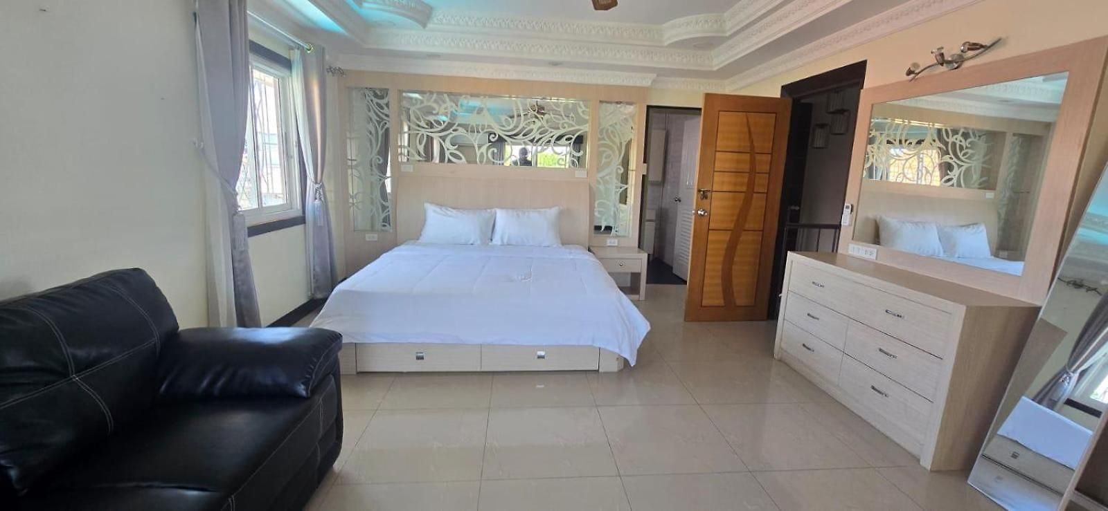 Ketki Luxury Pool Pearlshore Pattaya