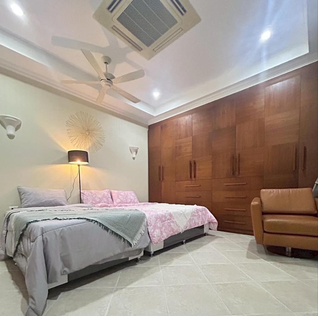 ฮอลิเดย์พาร์ค Mj42 House Majestic Poolvillas Pattaya