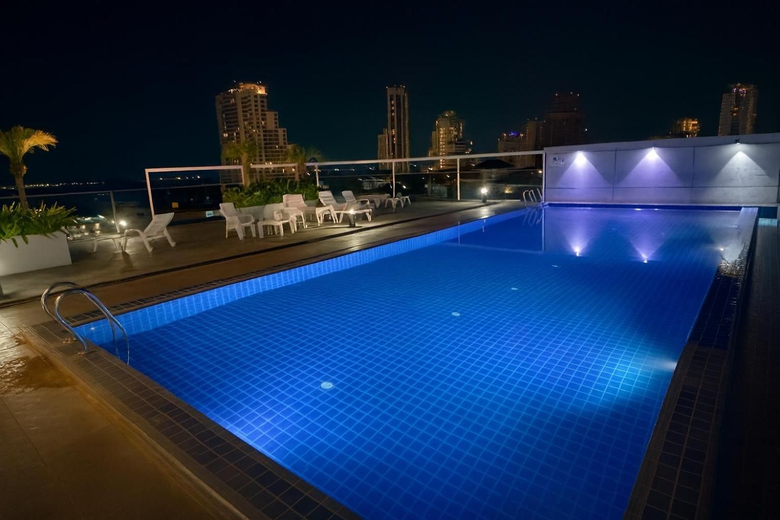 Modern 2br Rooftop Swimming Pool Pratumnak Pattaya