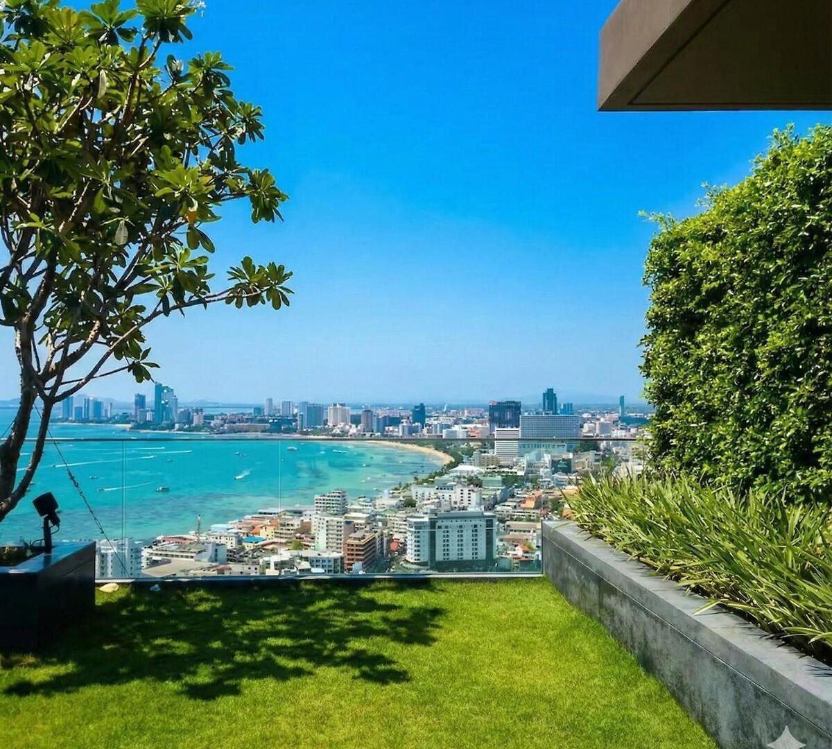 Unixx South - Sea View Two Bedrooms Pattaya