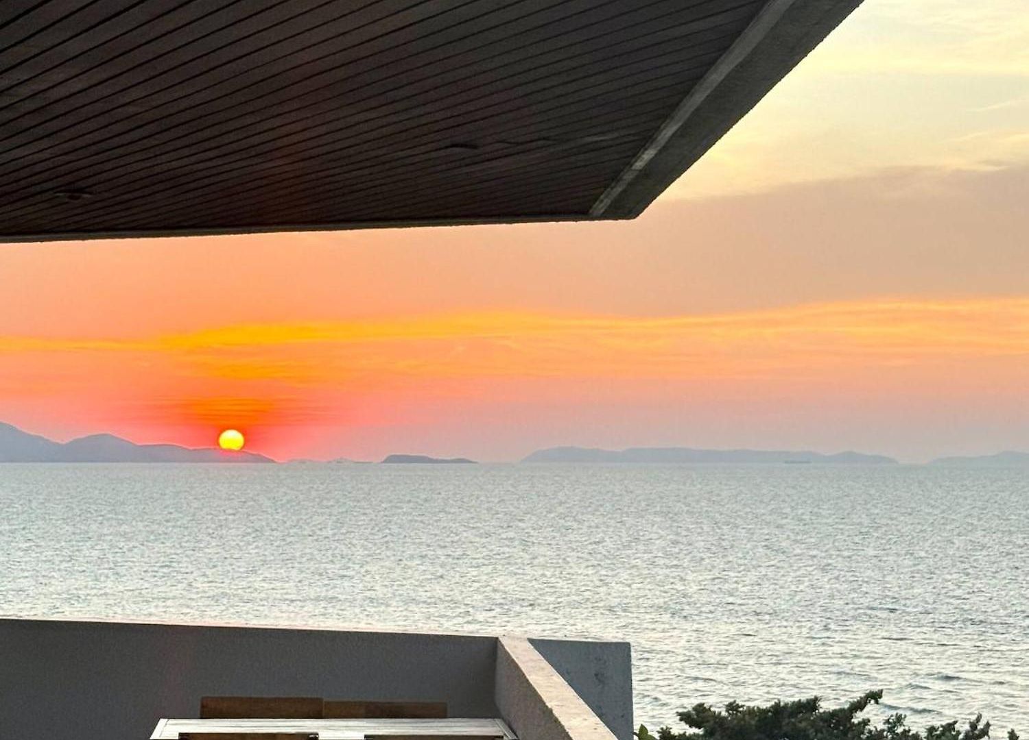 Beachfront 3br With Ocean-view Balcony Apartment Pattaya