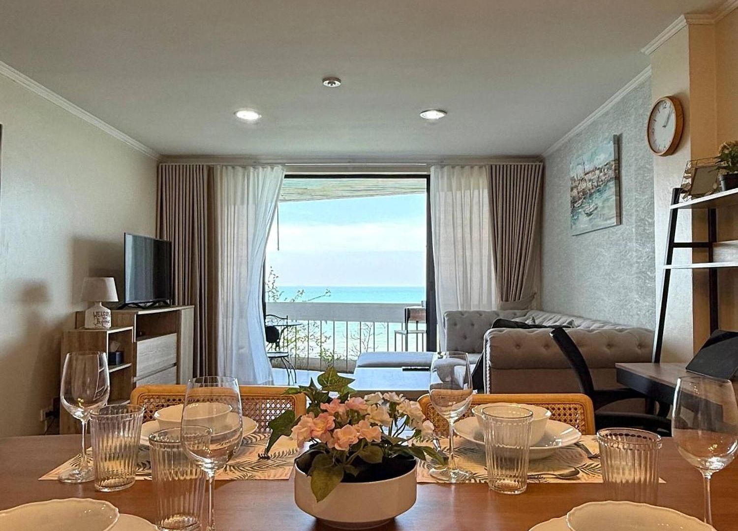 Beachfront 3br With Ocean-view Balcony Pattaya