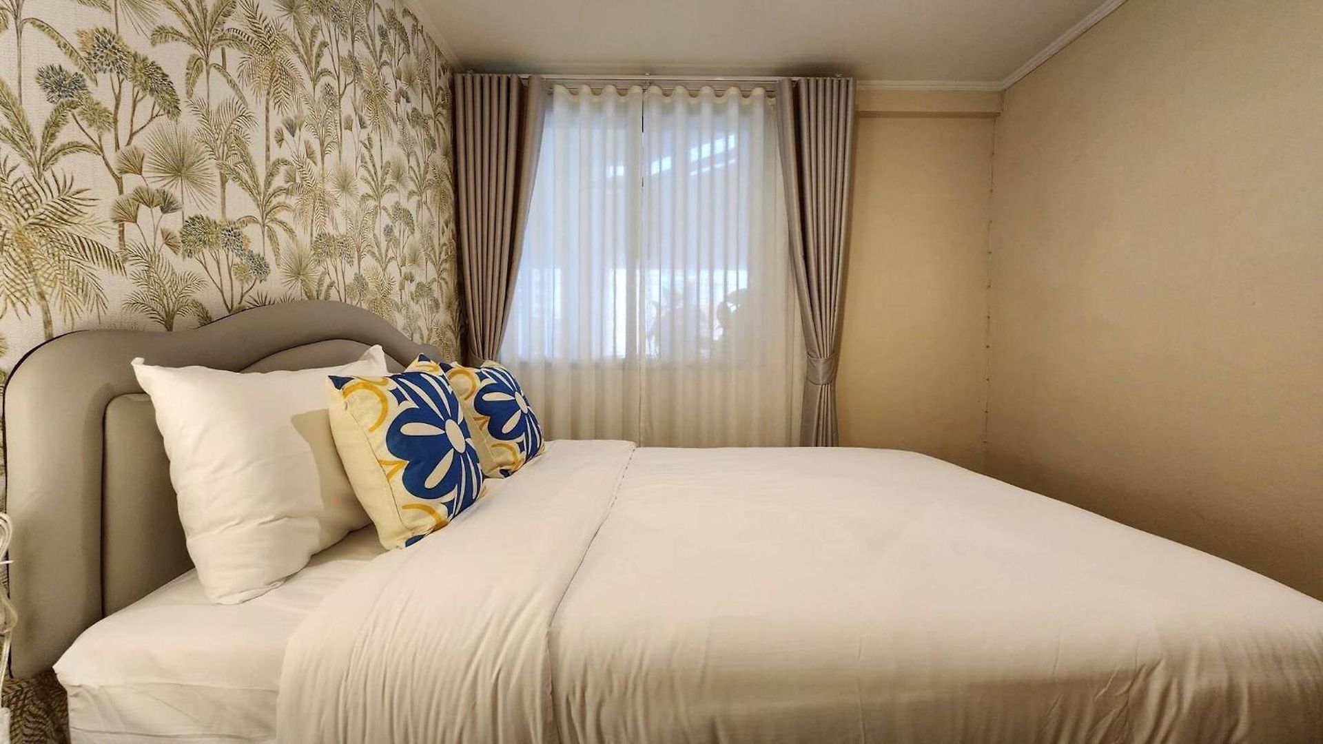Apartment Beachfront 3br With Ocean-view Balcony Pattaya