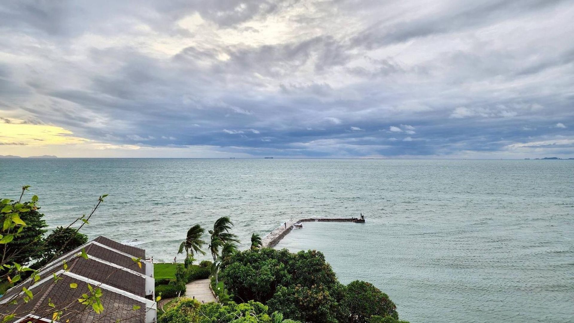 Beachfront 3br With Ocean-view Balcony