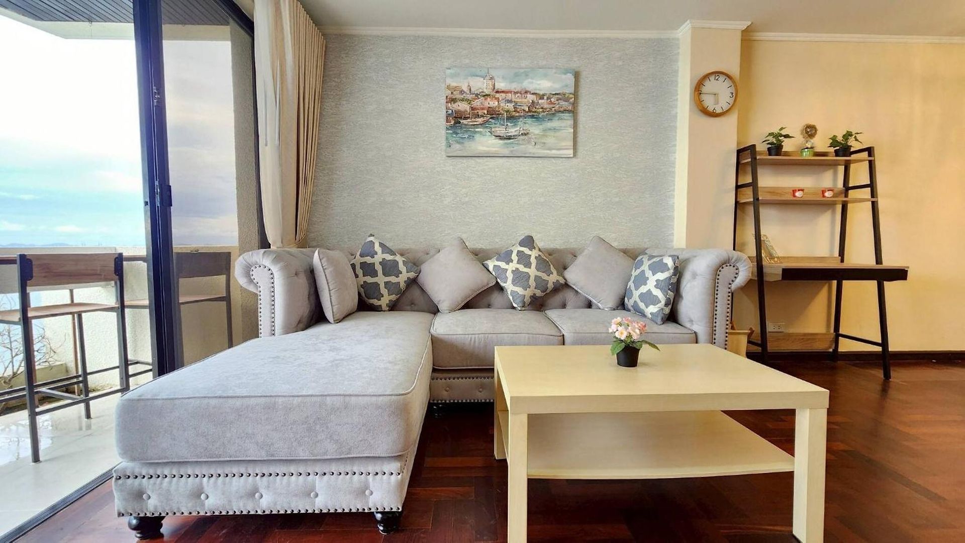 Beachfront 3br With Ocean-view Balcony Apartment