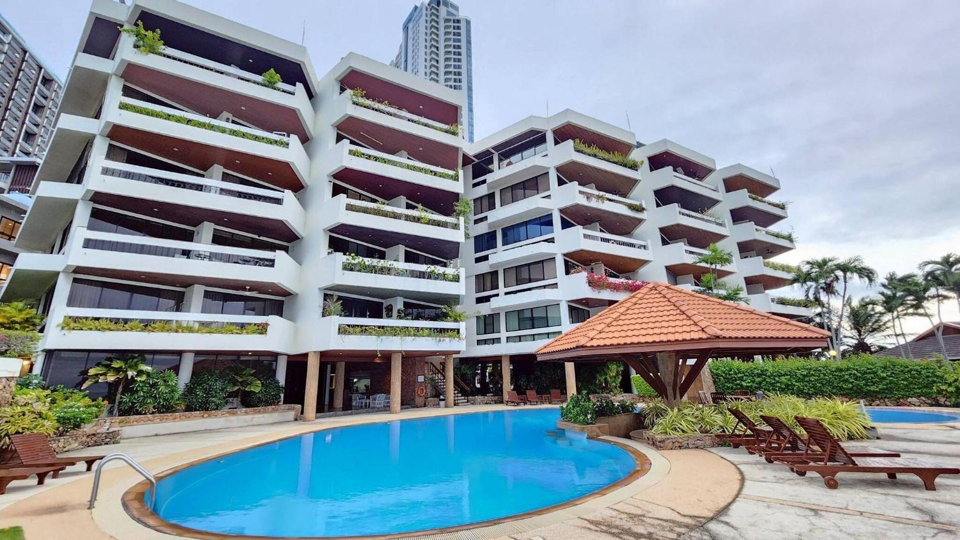 Beachfront 3br With Ocean-view Balcony *