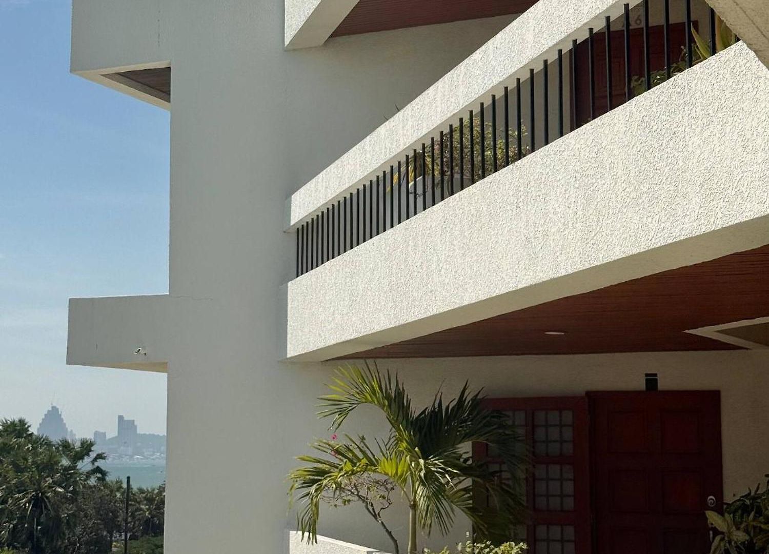 Beachfront 3br With Ocean-view Balcony Apartment *