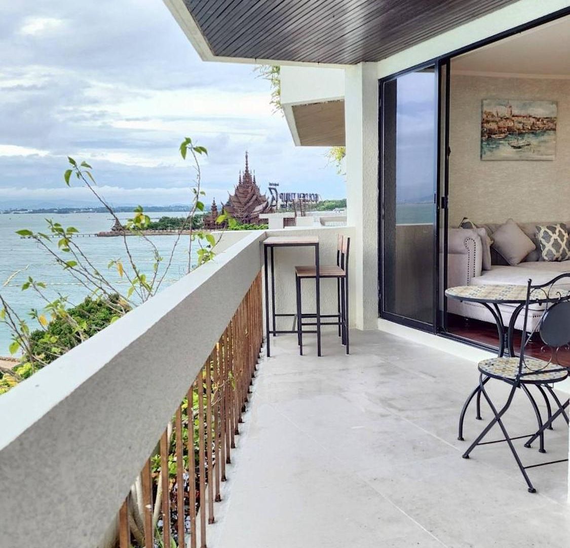 Apartment Beachfront 3br With Ocean-view Balcony Pattaya