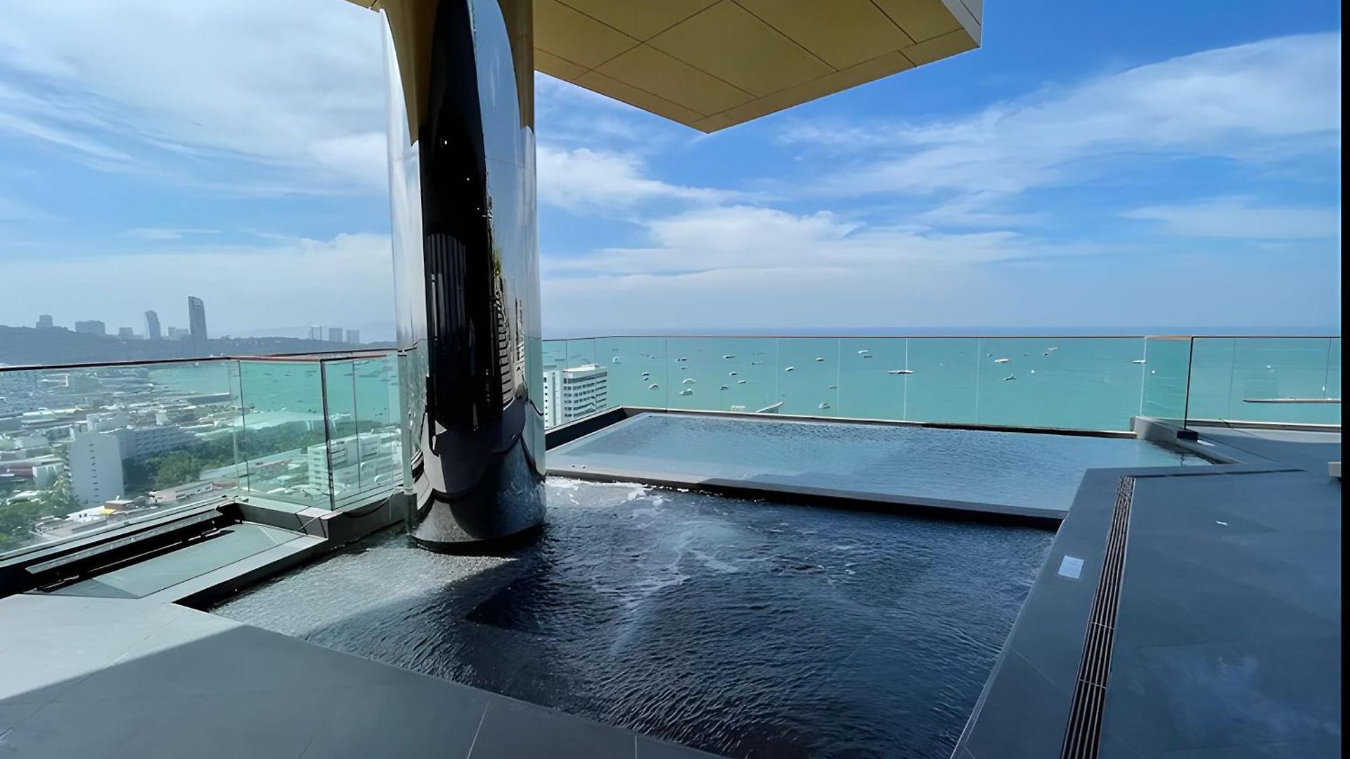 Edge - High Floor Sea View With Rooftop Pool อพาร์ทเม้น Pattaya