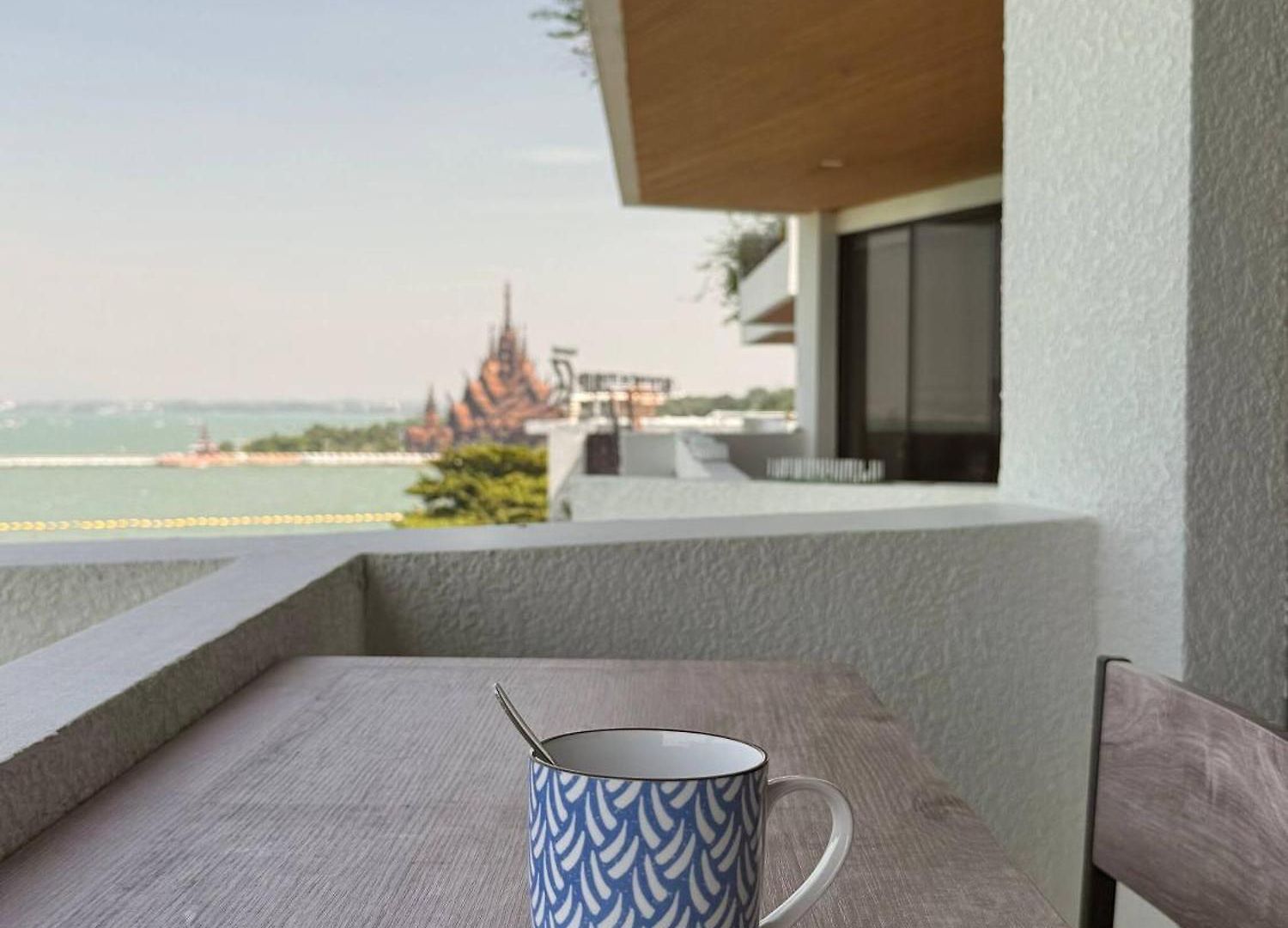 Beachfront 3br With Ocean-view Balcony Apartment Pattaya