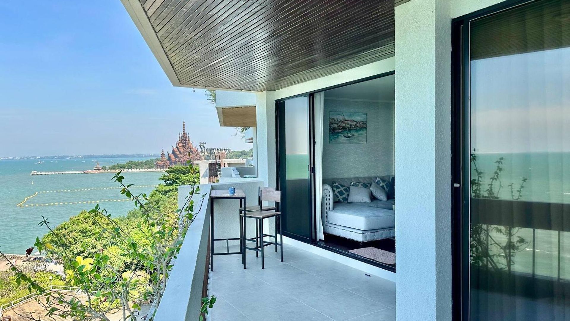 Beachfront 3br With Ocean-view Balcony Pattaya