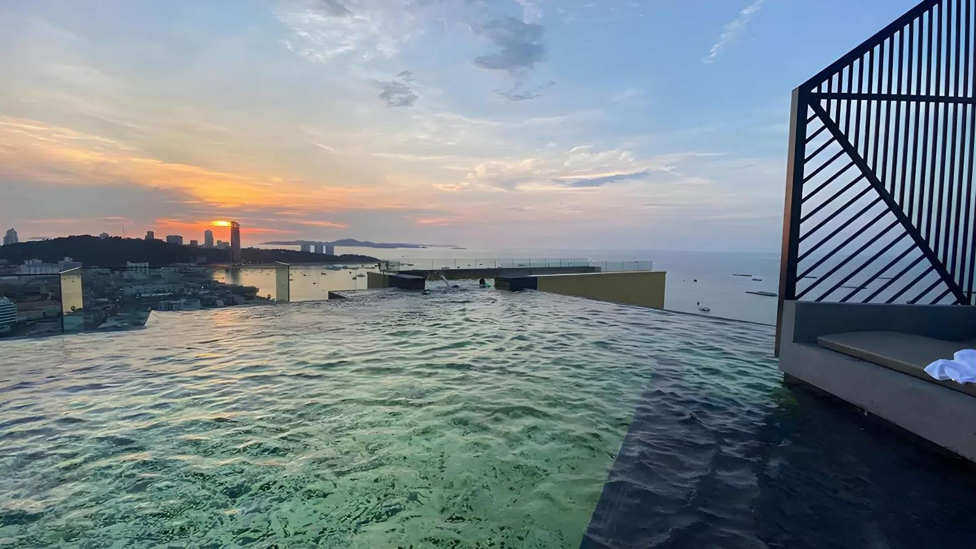 Edge - High Floor Sea View With Rooftop Pool * Pattaya