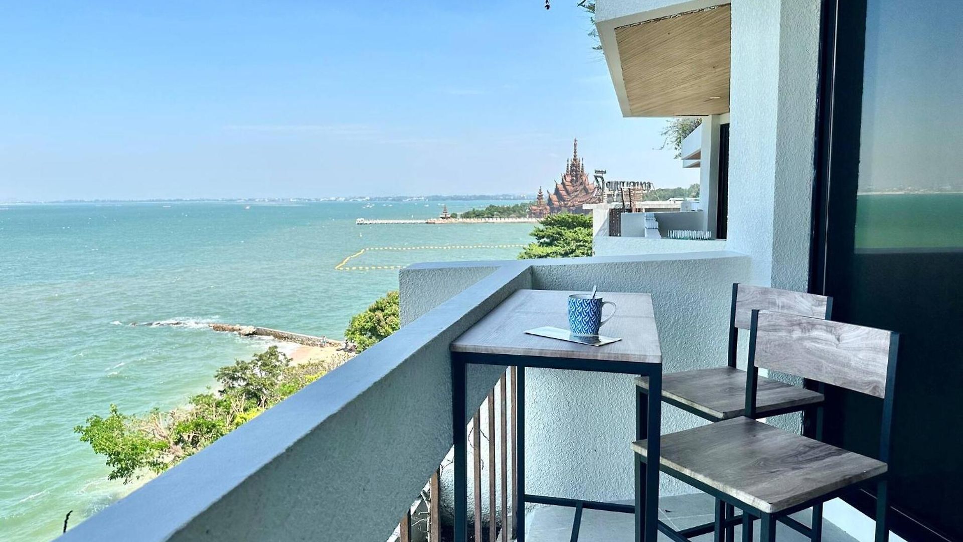 Apartment Beachfront 3br With Ocean-view Balcony