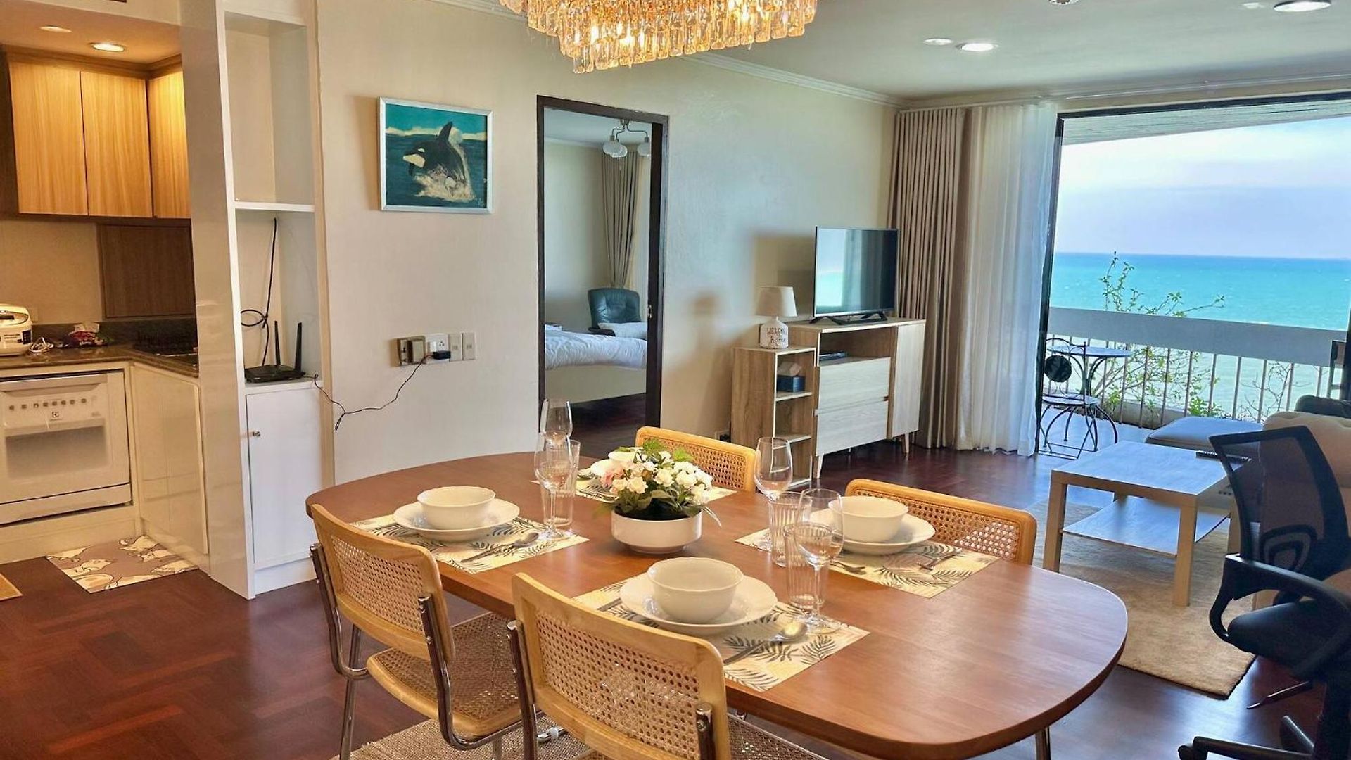 Apartment Beachfront 3br With Ocean-view Balcony Pattaya