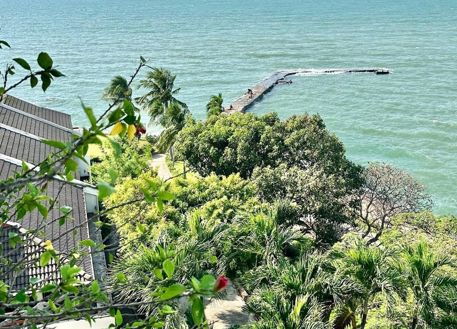 Beachfront 3br With Ocean-view Balcony Apartment *