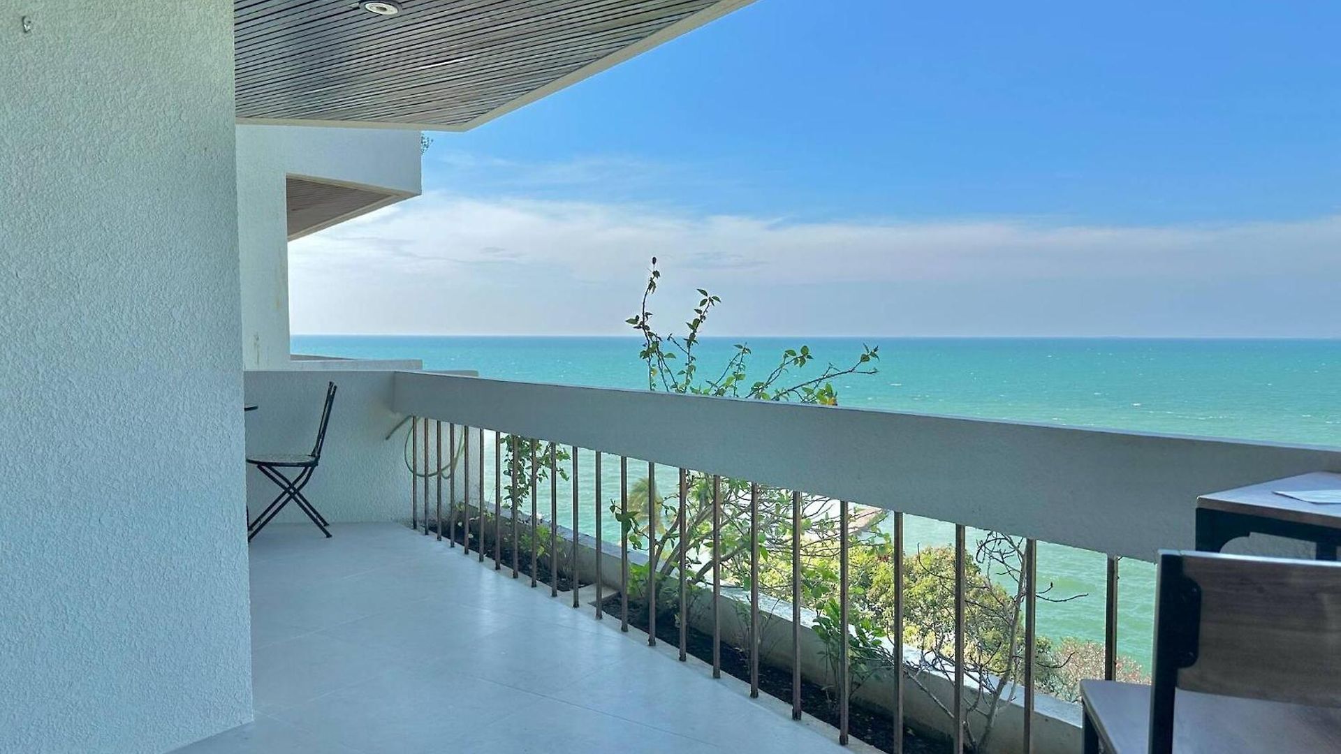 Beachfront 3br With Ocean-view Balcony Apartment